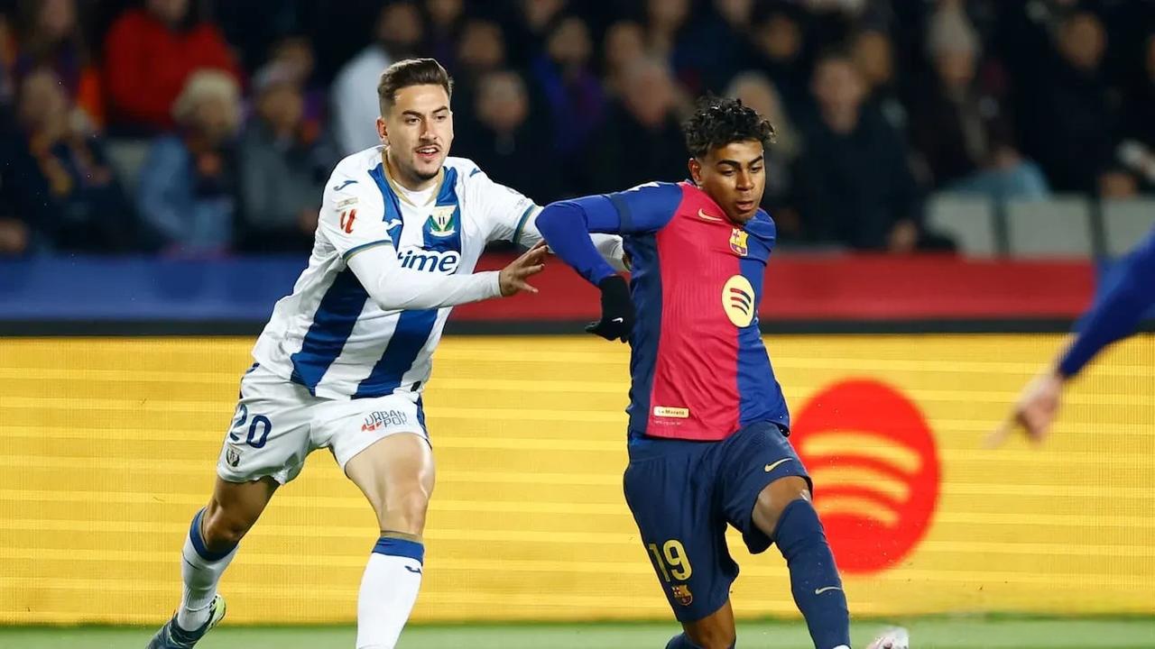 包含巴塞罗那主场低平希洪竞技，西甲领头羊略显疲态的词条