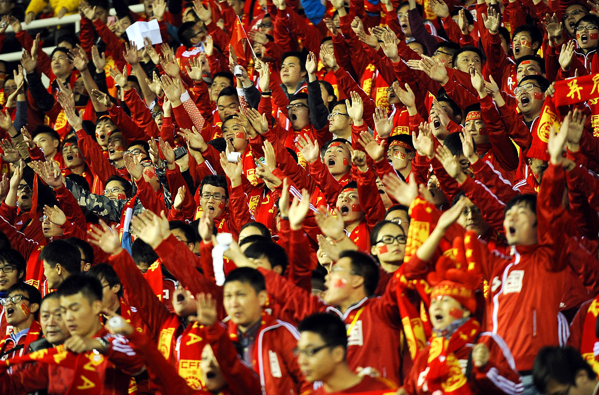 精彩比赛后，选手们高兴庆祝胜利